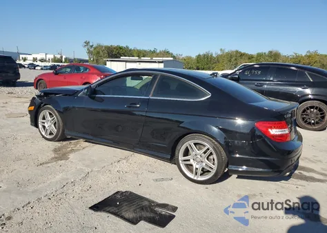 2015 Mercedes-Benz C 250 из США, поврежденный, VIN WDDGJ4HBXFG393522